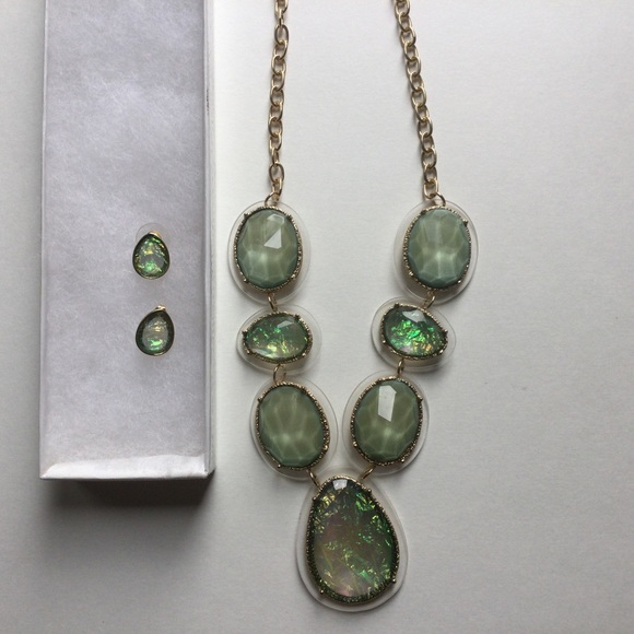 Iridescent Green Medallion Necklace & Earrings Set - Picture 2 of 3